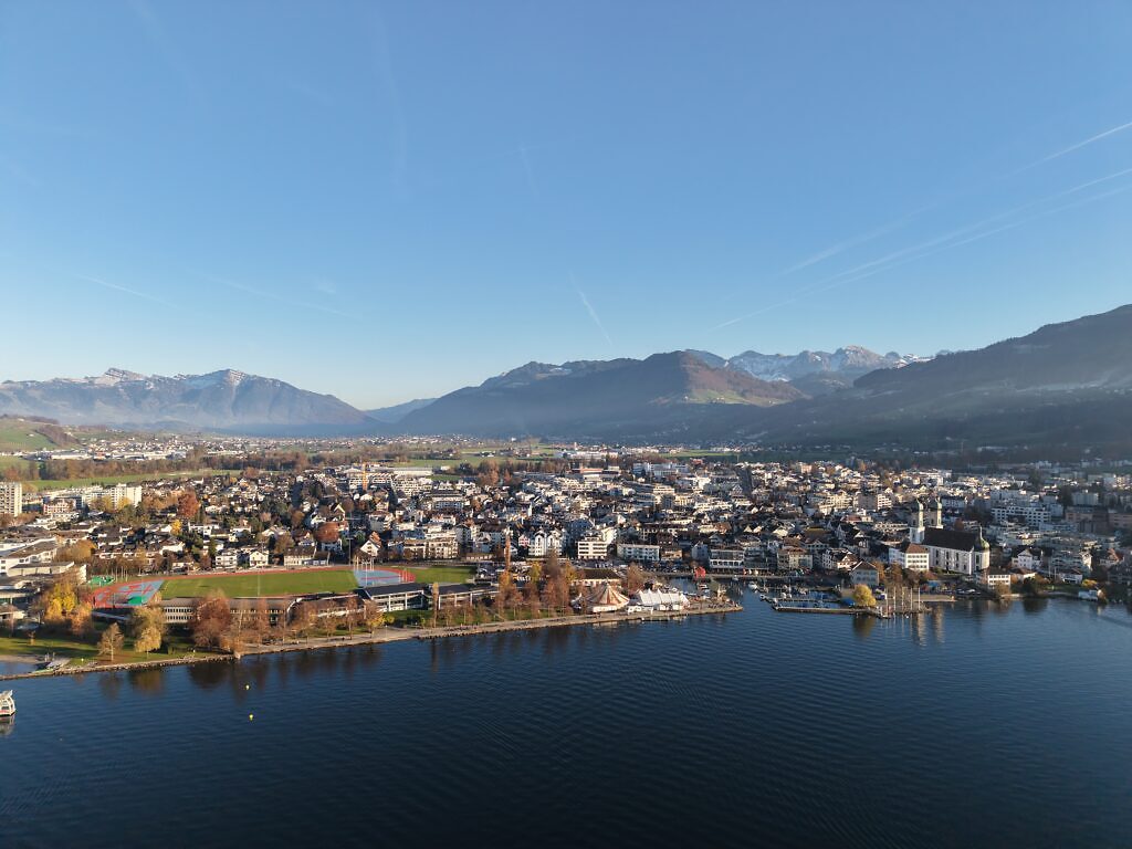 Umfassender Service für Immobilieneigentümer, die ihre Immobilie verkaufen möchten: professioneller Immobilienverkauf, Hausverkauf und Wohnungsverkauf mit fundierter Immobilienbewertung und Marktwerteinschätzung, Verkaufsberatung für private Eigentümer von Einfamilienhäusern, Eigentumswohnungen, Mehrfamilienhäusern und Renditeobjekten, Unterstützung durch erfahrene Immobilienmakler beim Liegenschaftsverkauf – von der Wertermittlung und Vorbereitung des Exposés über die Vermarktung und Organisation von Besichtigungen bis zur Auswahl der Kaufinteressenten, Verhandlung des Kaufpreises und sicheren Abwicklung des Immobilienverkaufs beim Notar.