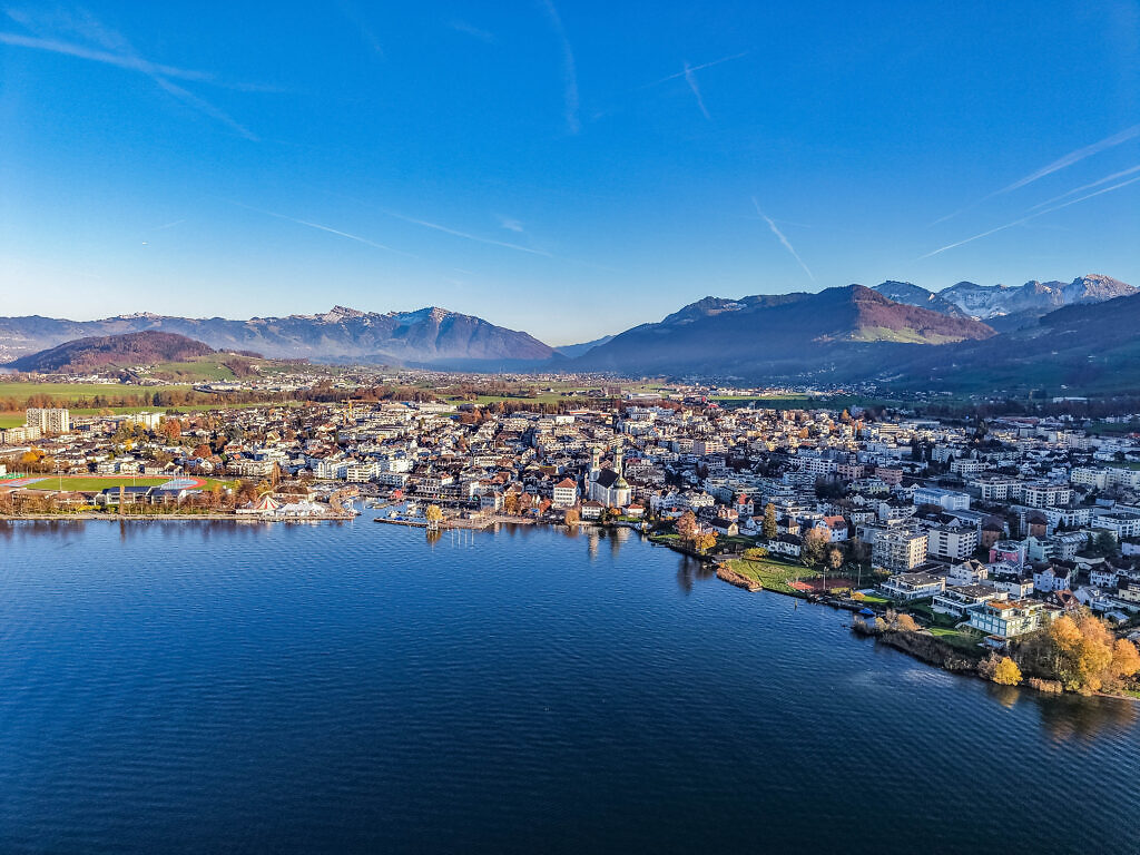 „Dienstleistung für Immobilieneigentümer, die ihr Haus oder ihre Wohnung in Lachen SZ verkaufen möchten, inklusive Bewertung und professioneller Vermarktung.“ „Unterstützung von privaten Immobilieneigentümern beim sicheren und erfolgreichen Immobilienverkauf in Lachen SZ – von der Marktwerteinschätzung bis zum Notartermin.“