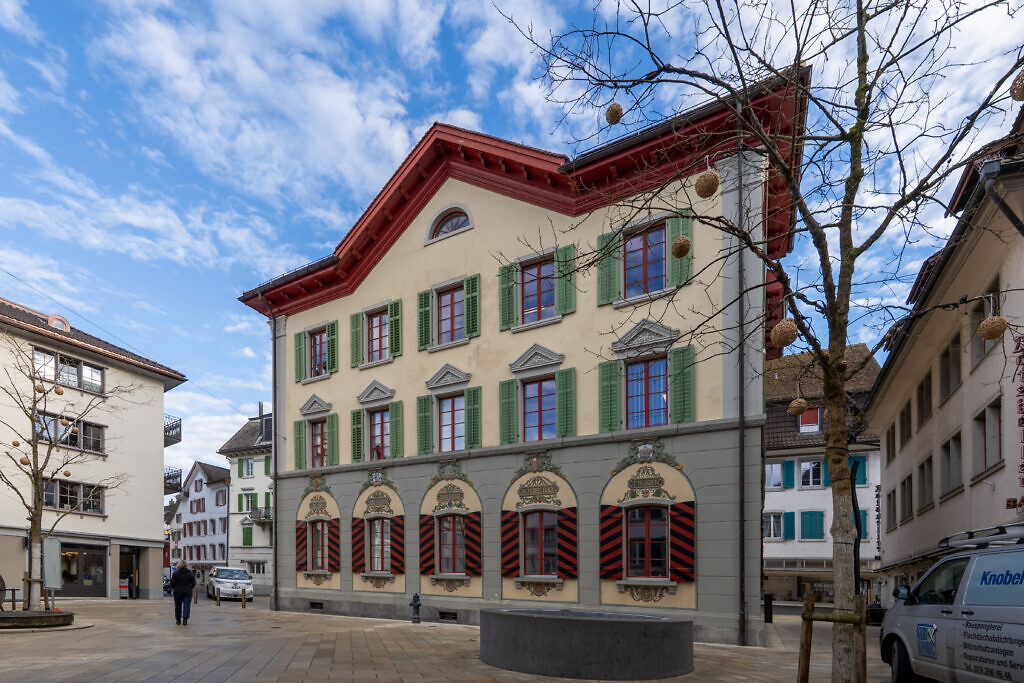 Umfassender Service für Immobilieneigentümer, die ihre Immobilie verkaufen möchten: professioneller Immobilienverkauf, Hausverkauf und Wohnungsverkauf mit fundierter Immobilienbewertung und Marktwerteinschätzung, Verkaufsberatung für private Eigentümer von Einfamilienhäusern, Eigentumswohnungen, Mehrfamilienhäusern und Renditeobjekten, Unterstützung durch erfahrene Immobilienmakler beim Liegenschaftsverkauf – von der Wertermittlung und Vorbereitung des Exposés über die Vermarktung und Organisation von Besichtigungen bis zur Auswahl der Kaufinteressenten, Verhandlung des Kaufpreises und sicheren Abwicklung des Immobilienverkaufs beim Notar.