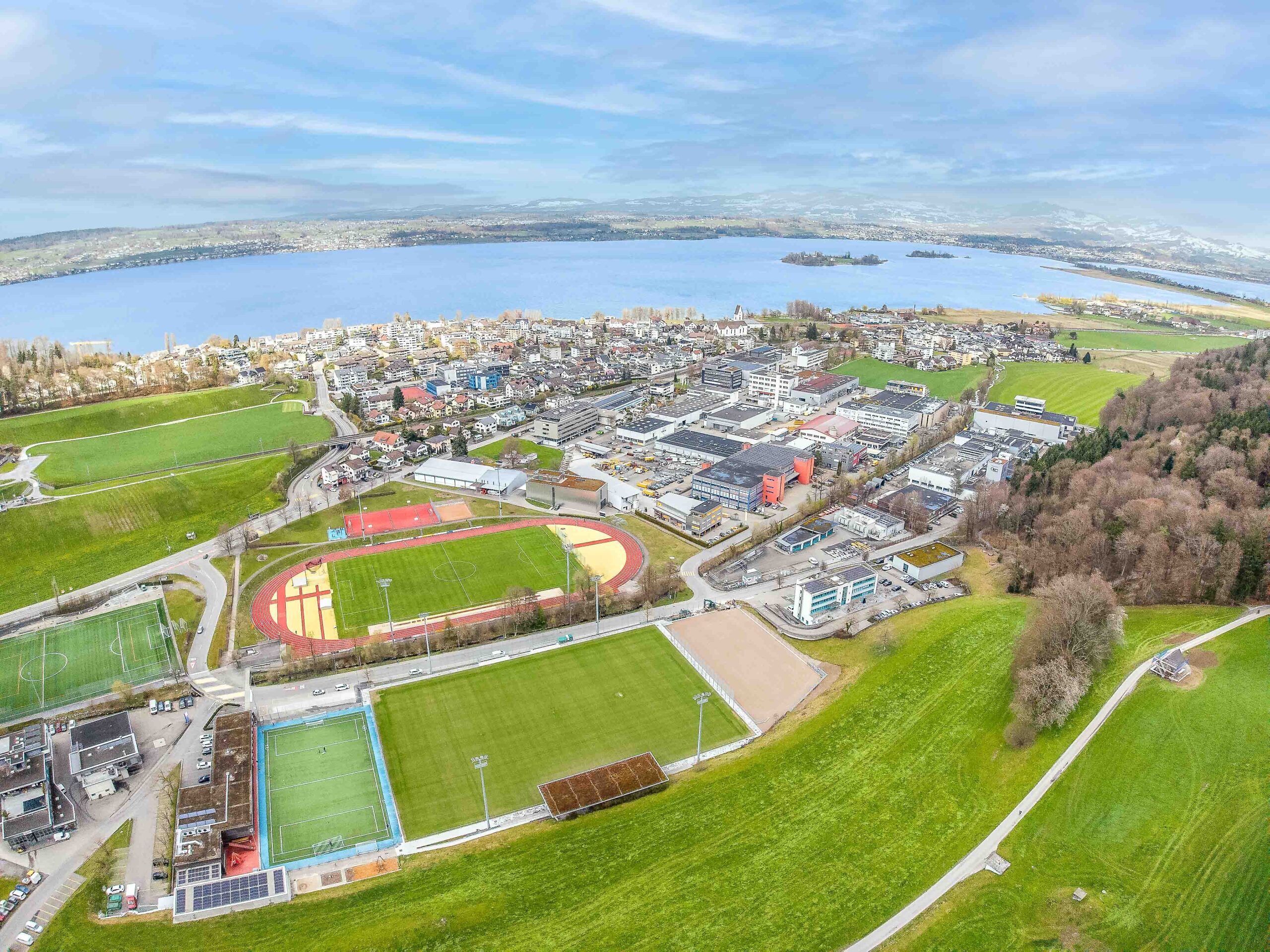 Luftaufnahme von Freienbach SZ mit Wohnquartieren, passend zu Immobilienpreisen, Quadratmeterpreisen und dem Immobilienverkauf in Feusisberg.