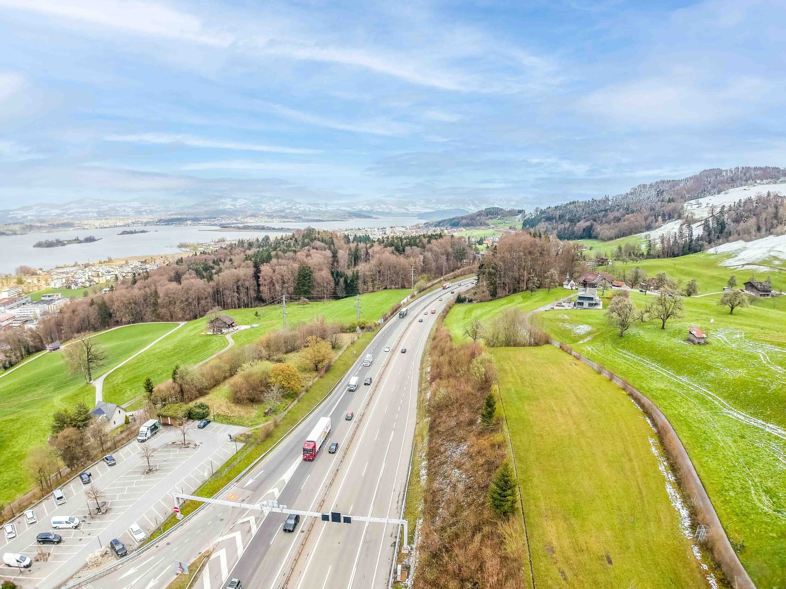 Luftaufnahme von Feusisberg SZ mit Wohnquartieren, passend zu Immobilienpreisen, Quadratmeterpreisen und dem Immobilienverkauf in Feusisberg.