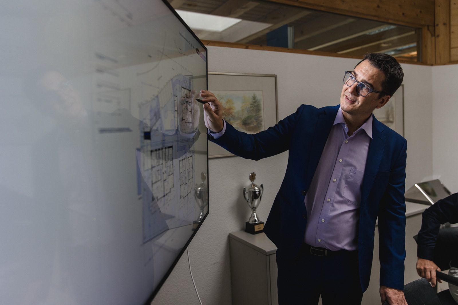 Umfassender Service für Immobilieneigentümer, die ihre Immobilie verkaufen möchten: professioneller Immobilienverkauf, Hausverkauf und Wohnungsverkauf mit fundierter Immobilienbewertung und Marktwerteinschätzung, Verkaufsberatung für private Eigentümer von Einfamilienhäusern, Eigentumswohnungen, Mehrfamilienhäusern und Renditeobjekten, Unterstützung durch erfahrene Immobilienmakler beim Liegenschaftsverkauf – von der Wertermittlung und Vorbereitung des Exposés über die Vermarktung und Organisation von Besichtigungen bis zur Auswahl der Kaufinteressenten, Verhandlung des Kaufpreises und sicheren Abwicklung des Immobilienverkaufs beim Notar.