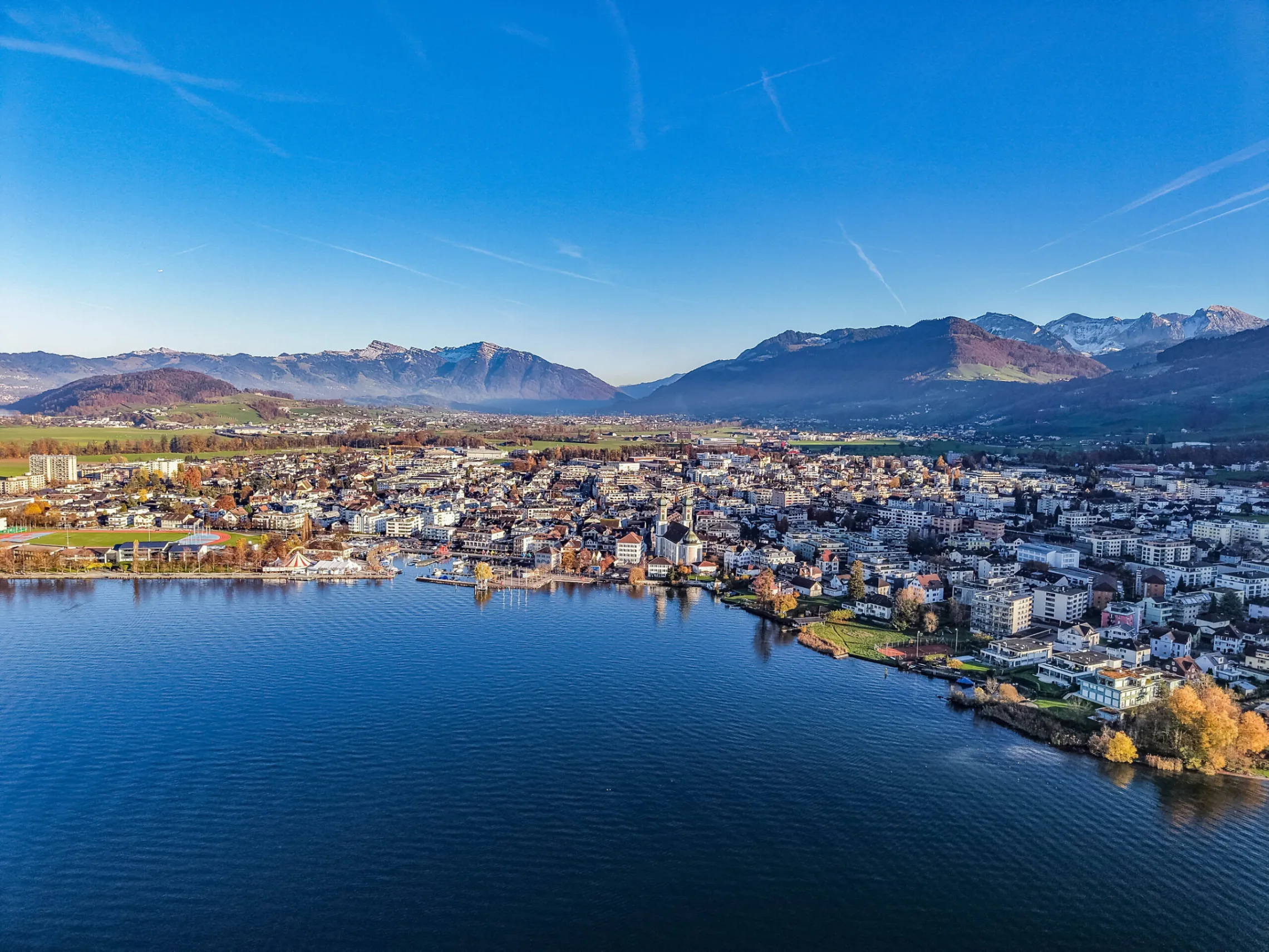 Umfassender Service für Immobilieneigentümer, die ihre Immobilie verkaufen möchten: professioneller Immobilienverkauf, Hausverkauf und Wohnungsverkauf mit fundierter Immobilienbewertung und Marktwerteinschätzung, Verkaufsberatung für private Eigentümer von Einfamilienhäusern, Eigentumswohnungen, Mehrfamilienhäusern und Renditeobjekten, Unterstützung durch erfahrene Immobilienmakler beim Liegenschaftsverkauf – von der Wertermittlung und Vorbereitung des Exposés über die Vermarktung und Organisation von Besichtigungen bis zur Auswahl der Kaufinteressenten, Verhandlung des Kaufpreises und sicheren Abwicklung des Immobilienverkaufs beim Notar.„Unterstützung von privaten Immobilieneigentümern beim sicheren und erfolgreichen Immobilienverkauf in Lachen SZ – von der Marktwerteinschätzung bis zum Notartermin.“