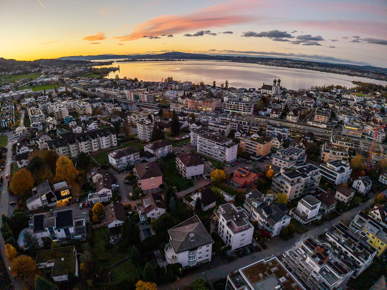 Umfassender Service für Immobilieneigentümer, die ihre Immobilie verkaufen möchten: professioneller Immobilienverkauf, Hausverkauf und Wohnungsverkauf mit fundierter Immobilienbewertung und Marktwerteinschätzung, Verkaufsberatung für private Eigentümer von Einfamilienhäusern, Eigentumswohnungen, Mehrfamilienhäusern und Renditeobjekten, Unterstützung durch erfahrene Immobilienmakler beim Liegenschaftsverkauf – von der Wertermittlung und Vorbereitung des Exposés über die Vermarktung und Organisation von Besichtigungen bis zur Auswahl der Kaufinteressenten, Verhandlung des Kaufpreises und sicheren Abwicklung des Immobilienverkaufs beim Notar.„Unterstützung von privaten Immobilieneigentümern beim sicheren und erfolgreichen Immobilienverkauf in Lachen SZ – von der Marktwerteinschätzung bis zum Notartermin.“