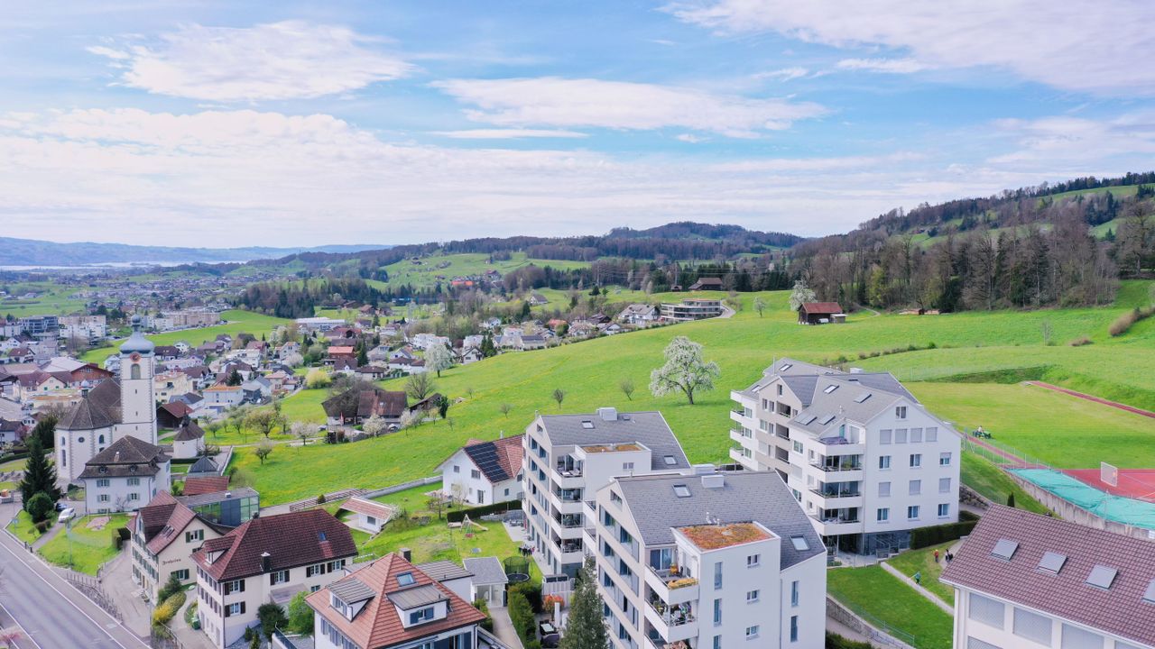 Moderne 4.5 Zi-Maisonette mit Weitblick – Wohnen auf zwei Etagen