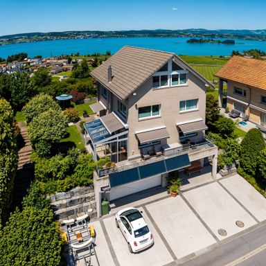 Viel Platz, viel Aussicht – Grosszügiges Einfamilienhaus über dem Zürichsee