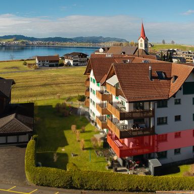 Lichtdurchflutete 4.5-Zi-Wohnung mit Seesicht und Alpenpanorama