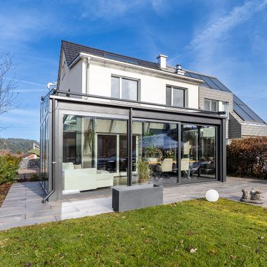Gepflegtes Doppeleinfamilienhaus mit Wintergarten und Blick auf die Einsiedler Alpenlandschaft