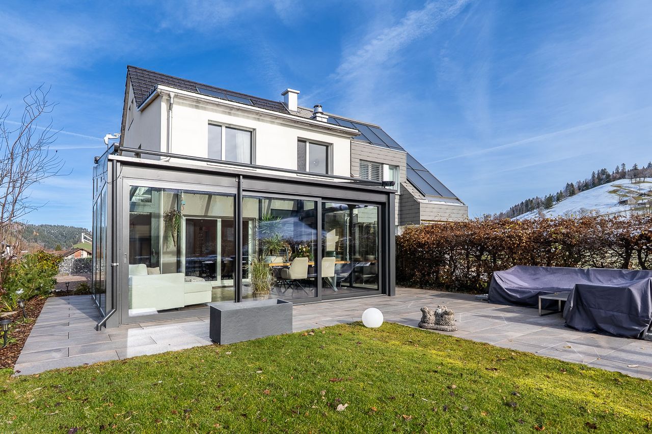 Gepflegtes Doppeleinfamilienhaus mit Wintergarten und Blick auf die Einsiedler Alpenlandschaft