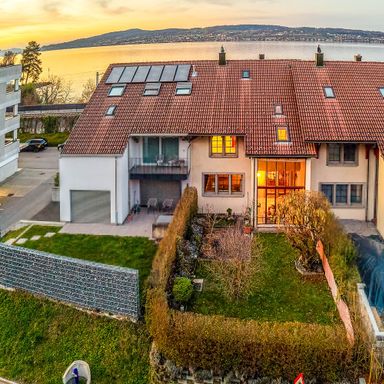 Attraktives 5.5-Zi.-Reiheneinfamilienhaus mit Seesicht im steuergünstigem Freienbach